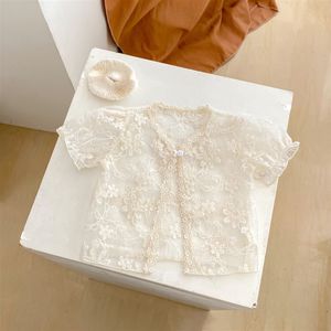 Un haut en dentelle à manches courtes, style princesse, pour bébés filles, été 2025, avec un petit manteau délicat. - Product Image 2