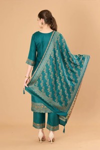 Trajes de Invierno Dilkash de Calidad de Exportación para Mujer, Traje Salwar Bordado de Mezcla de Lana Suave, Disponible a un Precio Razonable - Product Image 5