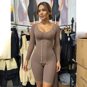 Body sculptant post-opératoire rehausseur <span class=keywords><strong>de</strong></span> fesses, sous-vêtement gainant une pièce à trois boutons et ouverture à l'entrejambe - Product Image 1