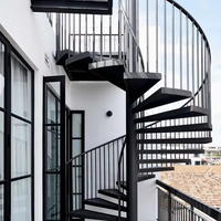 Escalier en colimaçon moderne sur mesure en acier galvanisé avec poteau central et marches en bois massif, design gain de place pour accès au loft et au balcon