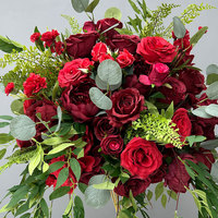 Centros de Mesa GNW Personalizados de Lujo con Rosas Rojas, Eucalipto, Flores de Seda, Bolas de Espuma PE y Follaje en Cascada para Decoración de Mesas de Boda y Eventos