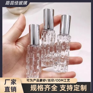 Botella dispensadora de perfume transparente de aspecto premium con tapa de 13 tornillos, botella pulverizadora a presión, pulverizador giratorio. - Product Image 1