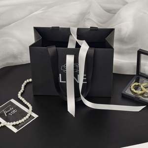 Sac fourre-tout en carton blanc avec poignée en ruban imprimé personnalisé, sacs en papier noir, sac cadeau de luxe en papier, sac de shopping avec logo - Product Image 2