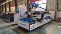 Routeur CNC multifonction 1325 à ATC linéaire avec unité de scie séparée, rouleaux de pression, découpe rapide des bords pour la fabrication de panneaux d'armoires