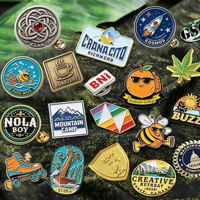 Vente en gros de badges personnalisés en métal émaillé (dur et souple), badges de revers à l'effigie d'animaux de dessin animé stylisés et badges pour casquettes