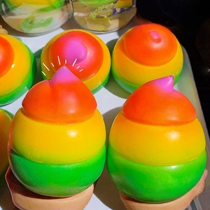 ของเล่นบีบยืดหยุ่นรูปอุจจาระสีรุ้งขนาดใหญ่ ของเล่นบีบคลายเครียด บรรจุแป้ง สำหรับเด็กและผู้ใหญ่ - Product Image 1