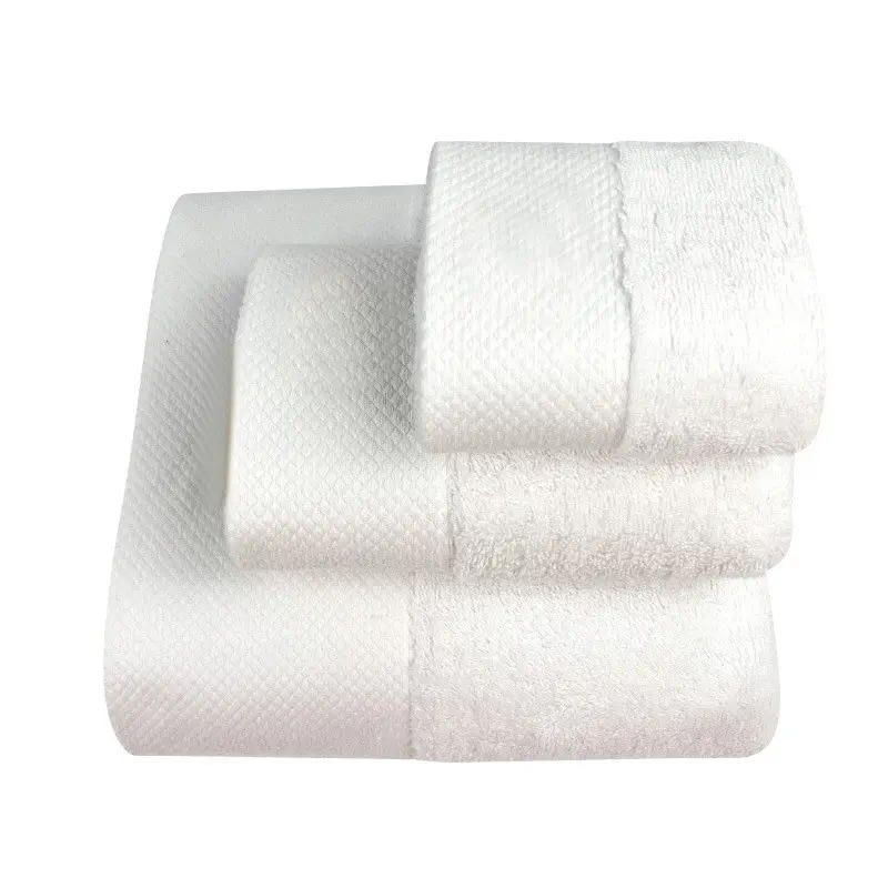 Оптовая продажа, 600 г, белые 16-слойные спиральные Платиновые атласные банные полотенца с большим вышитым логотипом для гостиничных салонов красоты"