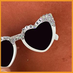 Gafas <span class=keywords><strong>de</strong></span> Sol con Forma <span class=keywords><strong>de</strong></span> Corazón para <span class=keywords><strong>Despedida</strong></span> <span class=keywords><strong>de</strong></span> <span class=keywords><strong>Soltera</strong></span>, Gafas <span class=keywords><strong>de</strong></span> Sol Decorativas con Letras <span class=keywords><strong>de</strong></span> Diamantes para Novia, Artículos para <span class=keywords><strong>Despedida</strong></span> <span class=keywords><strong>de</strong></span> <span class=keywords><strong>Soltera</strong></span> - Product Image 3
