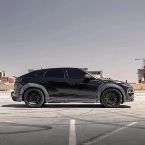 Kit carrosserie en fibre de carbone de style KH entièrement nouveau pour Lamborghini Urus, comprenant lèvre avant, jupes latérales, diffuseur, spoiler, extension d'ailes et capot. - Product Image 5