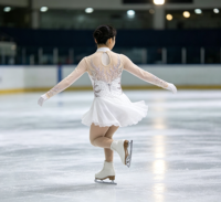 Robe de patinage artistique blanche à manches longues en Spandex/Nylon avec dos en maille découpée et jupe ornée de strass pour enfants, idéale pour la compétition