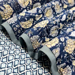 Couverture matelassée RIDHI Blue Print en coton bio, imprimée à la main, 100 % coton, de luxe, surdimensionnée, pour canapé et lit, couleur sauge, idéale pour l'hiver - Product Image 1