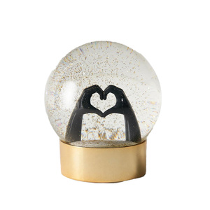 Globo de Nieve de Resina con Gestos de Corazón, Globo de Agua Romántico para el Día de San Valentín, Decoración del Hogar, Regalo - Product Image 1