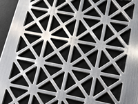 Panneau en aluminium perforé à trous triangulaires géométriques renforcé en carton ondulé personnalisé avec ventilation pour écran décoratif et façade