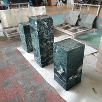 Socle bas en marbre naturel vert foncé Antico Verde, finition moderne polie, pour usage hôtelier