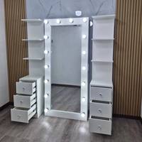 Meubles de chambre à coucher modernes en MDF : Coiffeuses personnalisables de différentes couleurs avec miroir éclairé et armoire de rangement