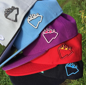 Épinglette de chapeau en métal plaqué or avec logo personnalisé sérigraphié et cadre sur mesure pour souvenir de club de chapeaux, cadeau OEM ODM - Product Image 1