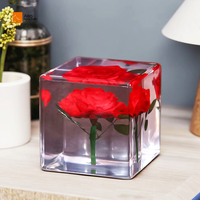 Cadeau d'affaires promotionnel carré personnalisé plexiglas cristal mini bureau ornement résine cube presse-papiers résine époxy artisanat pour la maison