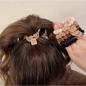 Elastici per capelli elastici con nodo in legno dai toni neutri per l'uso quotidiano - Product Image 1