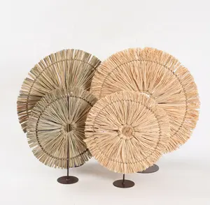 Decorazione della tavola di rafia naturale decorativa fatta a mano di lusso del sole
