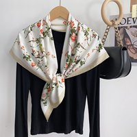 Foulard en soie à bordure beige et motif floral, imprimé roses vintage, carré - Accessoire chic avec bordure bleue