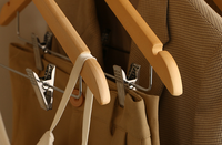 Lavinia vente en gros de cintres de pantalons de couleur de bûche vintage avec logo personnalisé cintres en bois avec clips