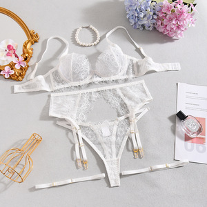 Lingerie Elegante e Sexy Esclusiva: Set 3 Pezzi con Reggiseno, Perizoma e Giarrettiere in Pizzo, Alta Qualità - Product Image 4