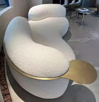 Sofá Seccional Nórdico Moderno de Lujo Ligero en Tela de Lana de Cordero con Diseño Curvo Artístico para Sala de Estar Familiar Pequeña o Tienda de Ropa