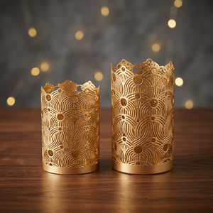 Lanternes décoratives Sonnet en fer doré, porte-bougies cylindriques faits à la main, écologiques, imperméables, avec motifs découpés, résistantes à la chaleur - Product Image 1