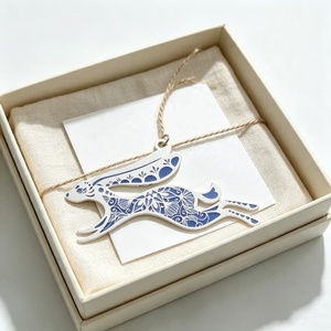 Segnalibro in Metallo Traforato Personalizzato a Forma di Coniglio, Smaltato Blu e Bianco con Ciondolo a Catena, per Lettura, Regalo, Souvenir - Product Image 1