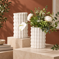 Vase à fleurs en céramique imprimé en 3D avec texture géométrique en relief et bord ondulé