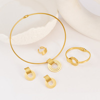 Ensemble de bijoux tendance rétro en acier inoxydable doré, grand collier ras-du-cou, bracelet, bague et boucles d'oreilles pour femme