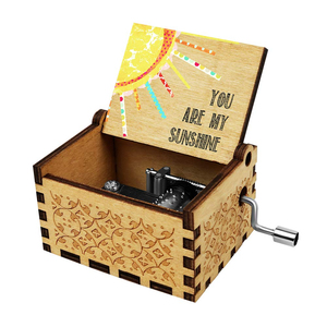 Boîte à musique en bois à manivelle manuelle, mélodie You Are My Sunshine, gravée au laser, cadeau décoratif pour les anniversaires et les occasions festives - Product Image 1