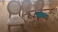 Chaise empilable de style vintage français avec dossier incurvé en rotin, fabriquée en résine PP durable pour l'extérieur, les banquets et les hôtels