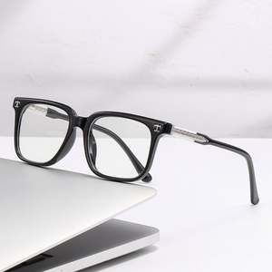 Gafas de Lectura Multifocales Fotocromáticas Cuadradas con Montura TR90 Vintage 2025 para Presbicia y Visión de Lejos para Hombres y Mujeres - Product Image 4