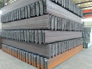 Barrières en acier galvanisées de haute qualité de rambarde <span class=keywords><strong>d</strong></span>'<span class=keywords><strong>autoroute</strong></span> de faisceau W de <span class=keywords><strong>prix</strong></span> concurrentiels pour la sécurité routière - Product Image 4