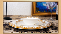 Assiette à dîner en céramique à bord doré de luxe, vente en gros, service de vaisselle en porcelaine osseuse, autres fournitures pour hôtels et restaurants