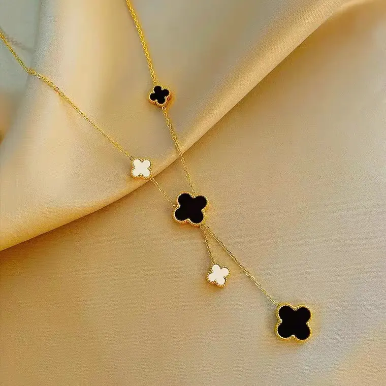 Le fabricant vend une chaîne de clavicule à quatre feuilles à double face pour femmes, simple et petit tempérament, collier en acier au titane