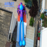 Décoration de scène de festival de musique en plein air avec des fleurs gonflables et des logos imprimés sur des personnages