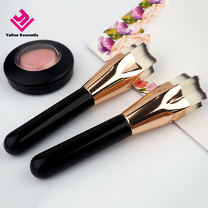 Brocha de <span class=keywords><strong>Maquillaje</strong></span> Facial de Tamaño Grande con Mango de Madera Negro Brillante, Diseño de Estrella y Corazón, Cabeza Plana Impecable - Product Image 3
