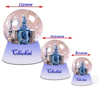 Globes de neige personnalisés haut de gamme haut de gamme 80mm 100mm 120mm globes d'eau en résine avec pour les cadeaux de Figurine de style amour
