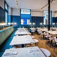 Mobilier haut de gamme pour projets hôteliers, canapé Art Déco pour restaurant, banquette en velours vert sarcelle, table et chaise de restaurant