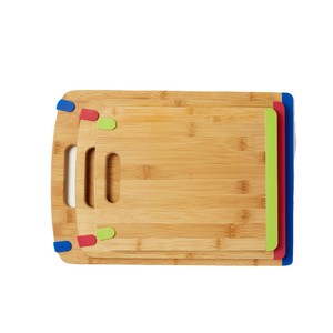 Tabla de cortar de bambú con bordes de silicona antideslizantes, rectangular, para preparar alimentos. - Product Image 3
