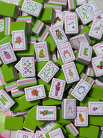 Joyeux Noël : Jeu de tuiles de Mahjong style Grinch, Mahjong portable personnalisé à thème de dessin animé pour les fêtes de Noël et le divertissement à domicile