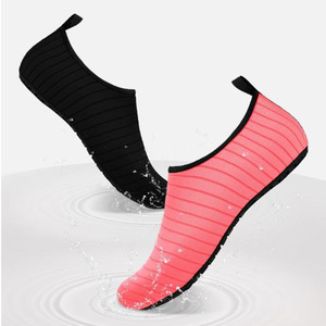 Chaussures de plage en gros à semelle souple pour le printemps et l'été, idéales pour la plongée, le snorkeling, la randonnée aquatique, pour hommes, femmes et adultes, à rayures, séchage rapide - Product Image 1