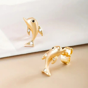Orecchini a perno con delfino per donna, design simpatico a forma di animale, accessori per l'orecchio da indossare tutti i giorni - Product Image 1