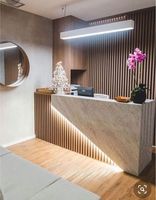 Comptoir de réception moderne pour restaurant, bureau, salon, hôpital, avec panneau en bois, marbre et MDF pour la réception et le bureau du caissier