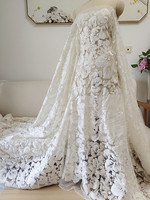 Robe de mariée, robe de soirée, tissu en maille brodée avec des appliques florales, dentelle faite à la main