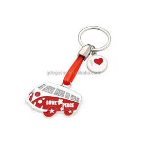 พวงกุญแจรถบัสโลหะเคลือบความรักและความสงบสุขขายส่งพวงกุญแจแคลิฟอร์เนีย V W สีแดงรถบัสรูปร่างที่มีชื่อแท็กเสน่ห์