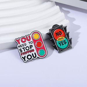 Épingles en émail Feu de signalisation Jaune Rouge Vert Non <span class=keywords><strong>Peut</strong></span>-être Oui Vous devez arrêter Vous arrêteriez de vous arrêter si vous n'arrêtiez pas Broche Badge de revers Bijoux Cadeaux - Product Image 2