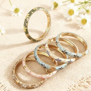 Pulsera de aleación apilable con diseño de trébol de cuatro hojas y flor de cinco hojas, estilo palaciego vintage, con efecto de goteo de aceite y acabado dulce y brillante, para mujer - Product Image 3